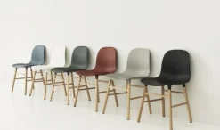 Form Chair eiken stoel blauw
