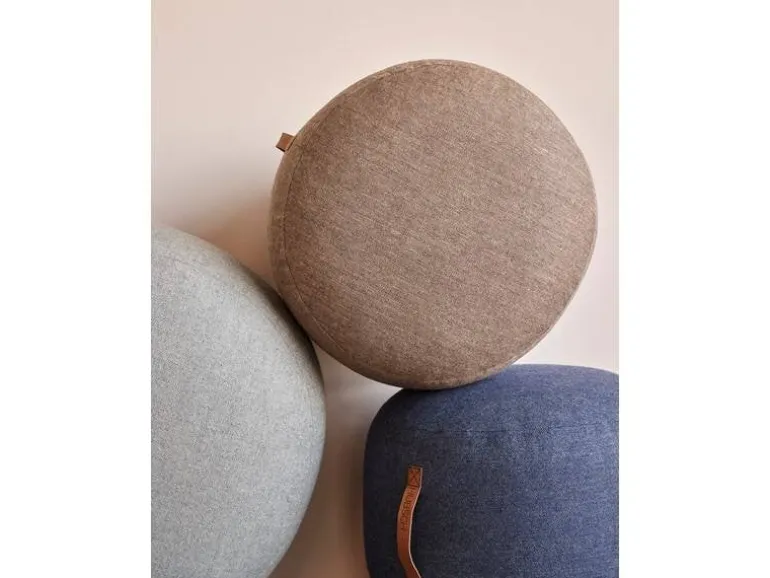 Poef grijs wol met leren handgreep